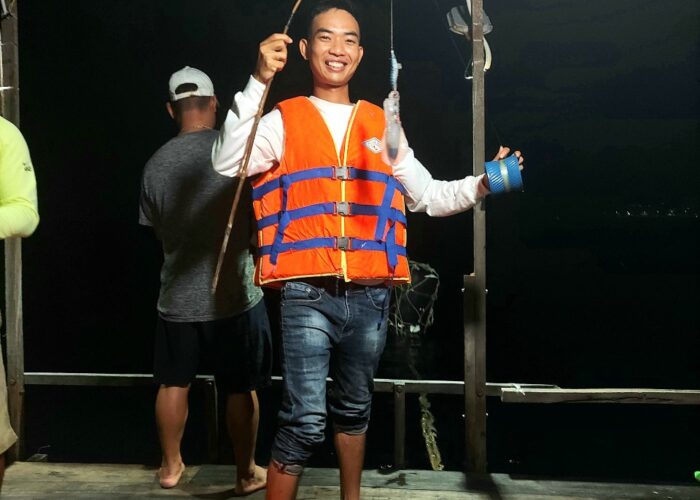 Khoảnh khắc du khách câu lên được mực tươi.