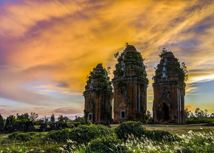 Hoàng hôn buông xuống tại Tháp Dương Long Bình Định
