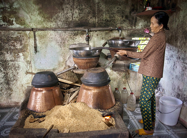 Quá trình nấu Rượu Bầu Đá Bình Định