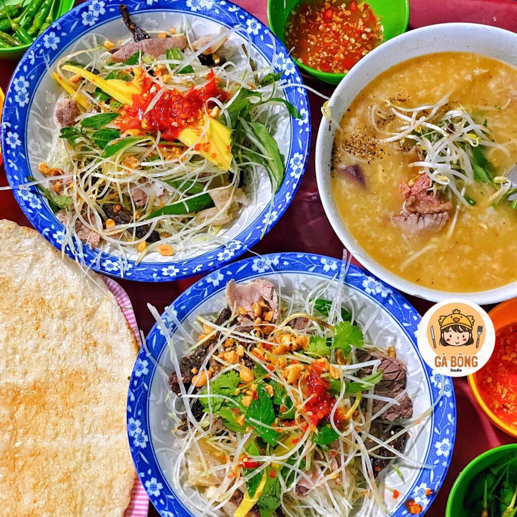 Cháo bò, gỏi bò cô Lan