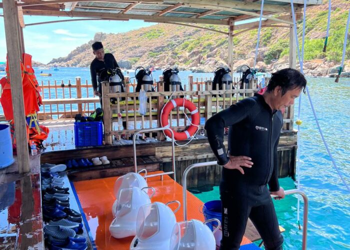 Lặn ngắm san hô bằng bình khí tại Hòn Sẹo/ Bãi Dứa