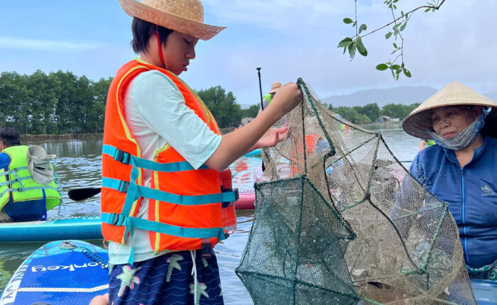 Trải nghiệm giở lưới lồng bắt cua tại đầm Thị Nại.