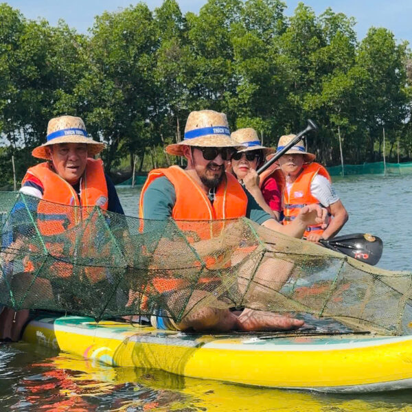 Du khách trải nghiệm giở lưới lồng bắt cua, tôm