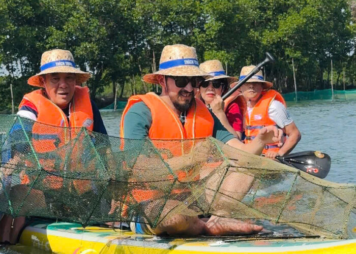Du khách trải nghiệm giở lưới lồng bắt cua, tôm