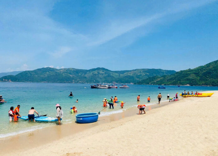 Bãi tắm tại Hòn Nưa