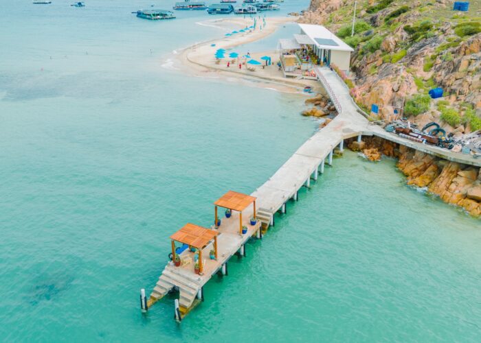 Khu vực cầu cảng đón cano lên đảo