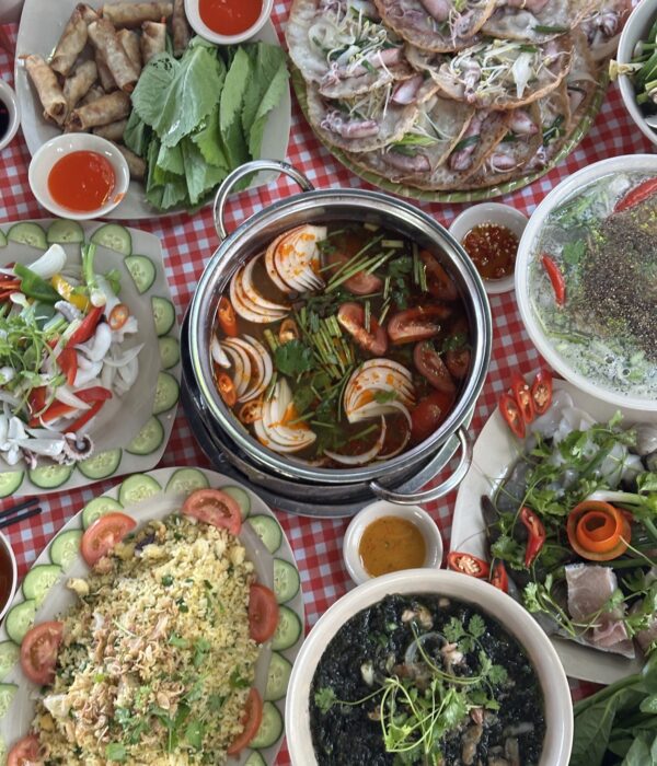 Bữa trưa hải sản tại theo chương trình