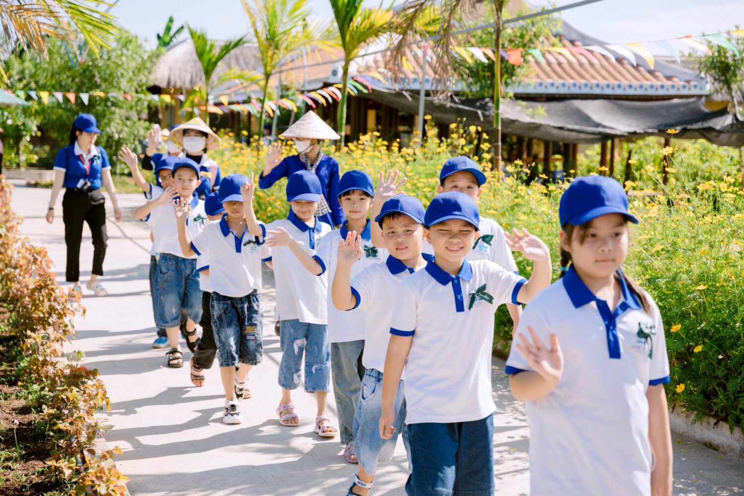 Xếp hàng đi nông trại Ca Farm