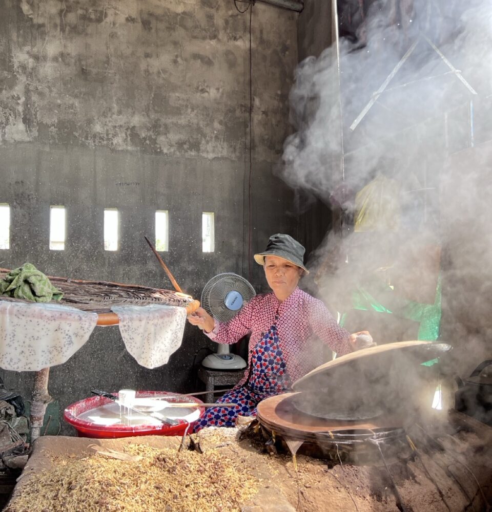 Người tráng bánh tại lò bánh tráng Trường Cửu