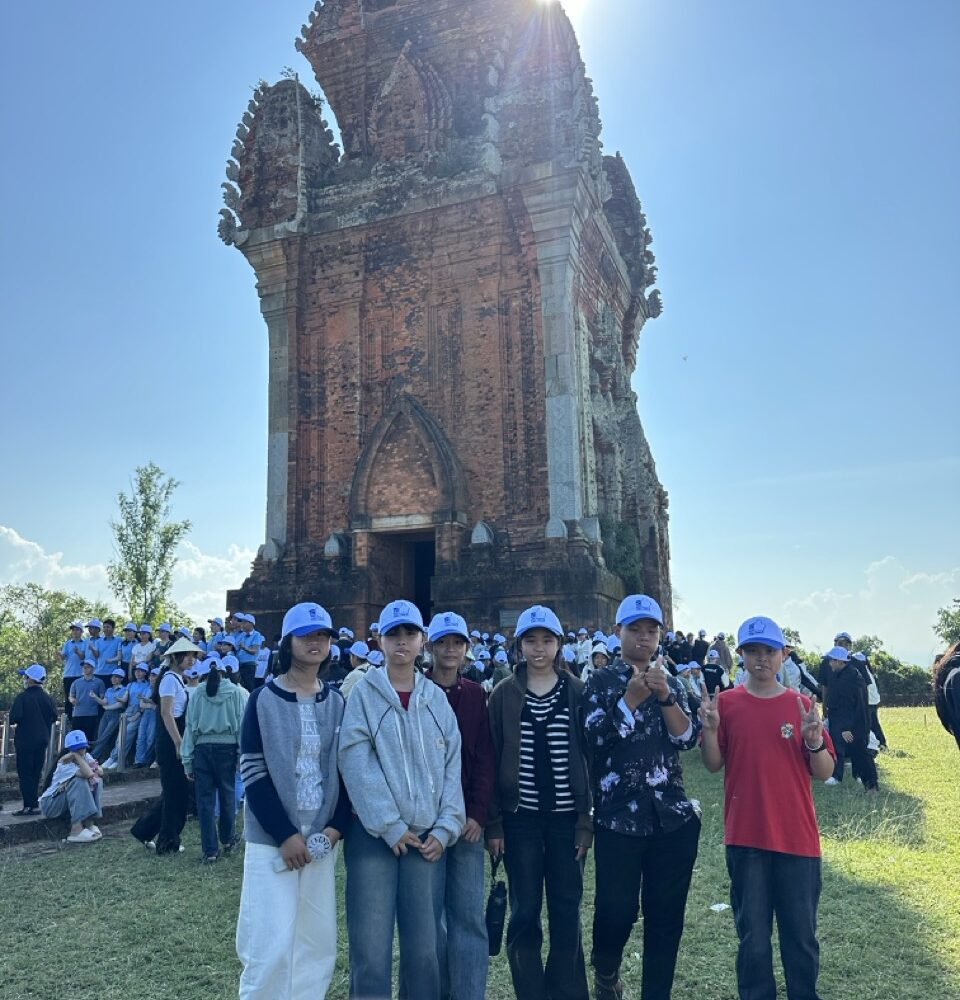 Tập thể chụp tại Tháp Cánh Tiên