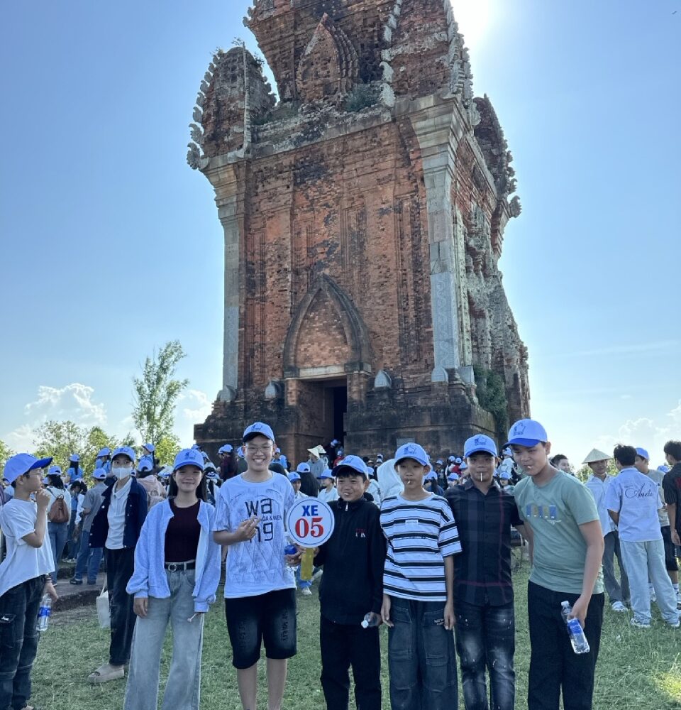 Tập thể chụp tại Tháp Cánh Tiên