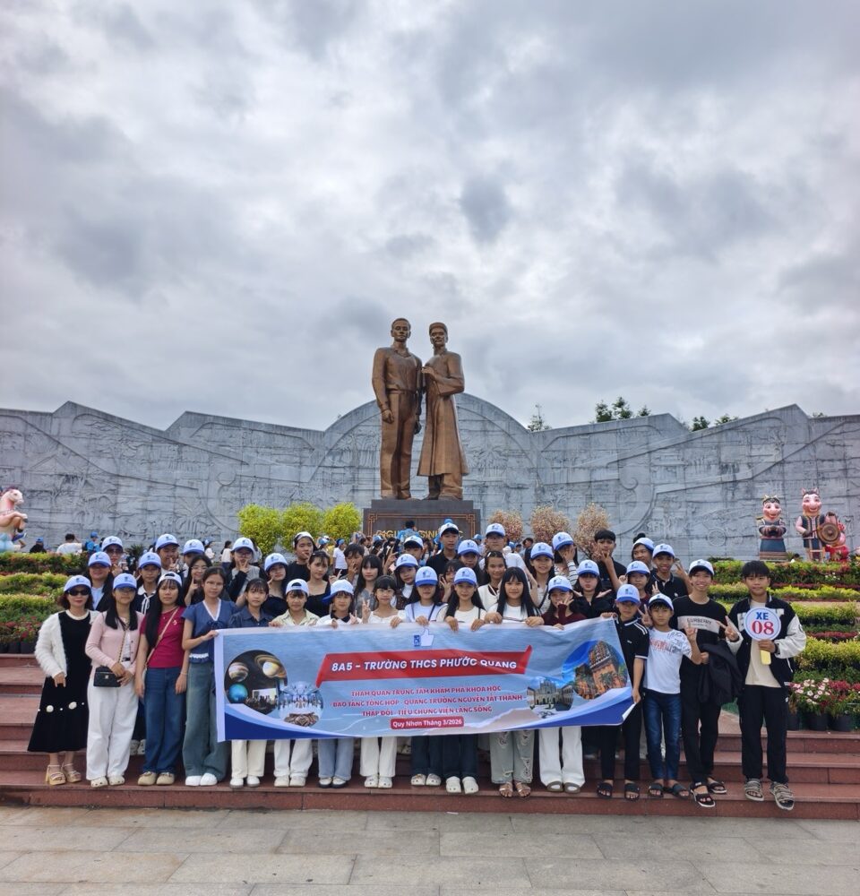 Ảnh tập thể tại Quảng trường Nguyễn Tất Thành