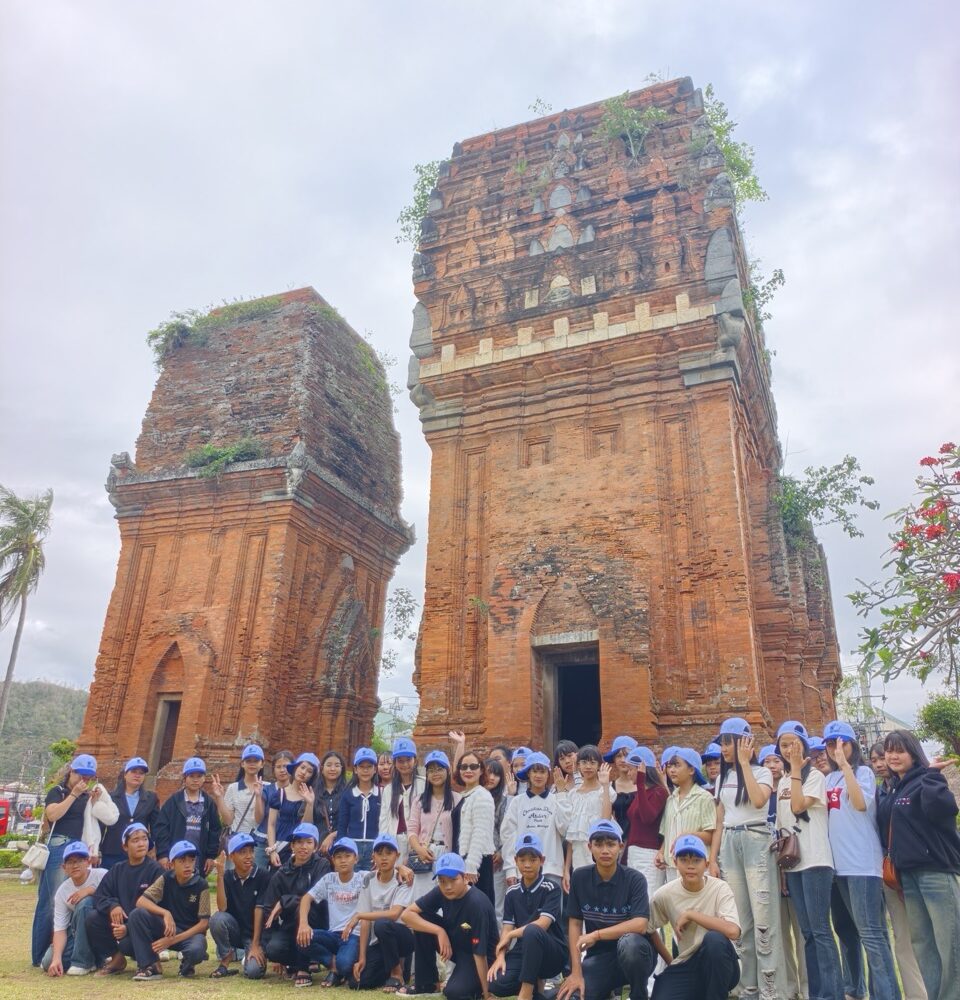 Tập thể chụp ảnh tại Tháp Đôi