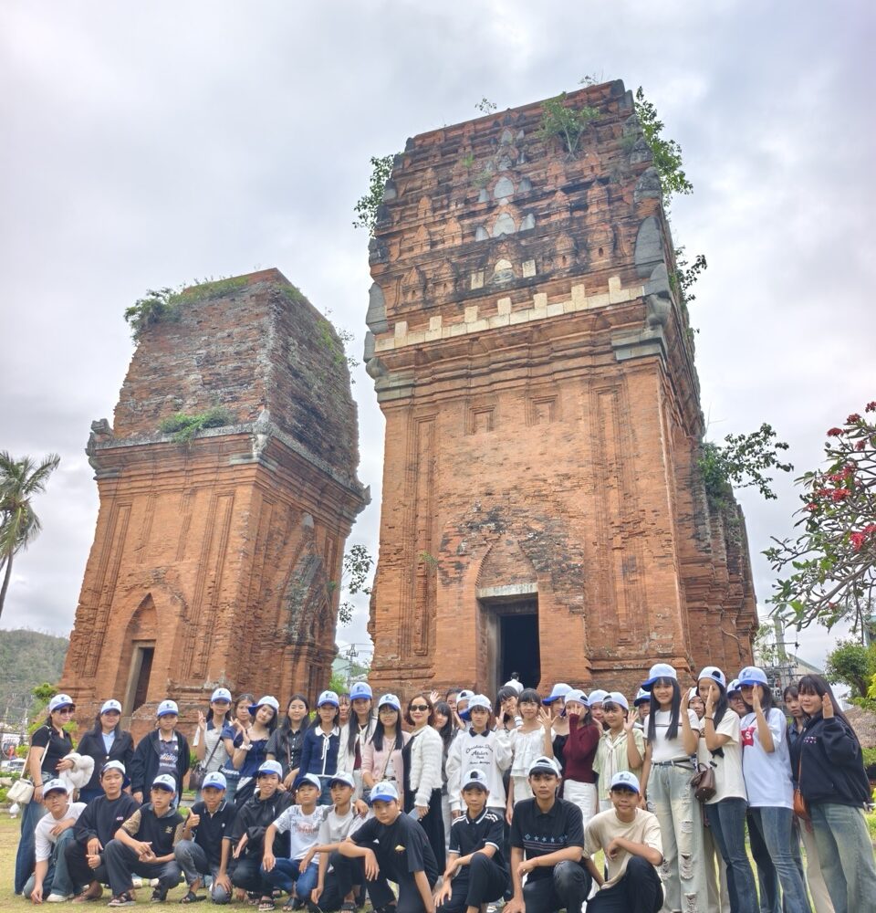 Tập thể chụp ảnh tại Tháp Đôi
