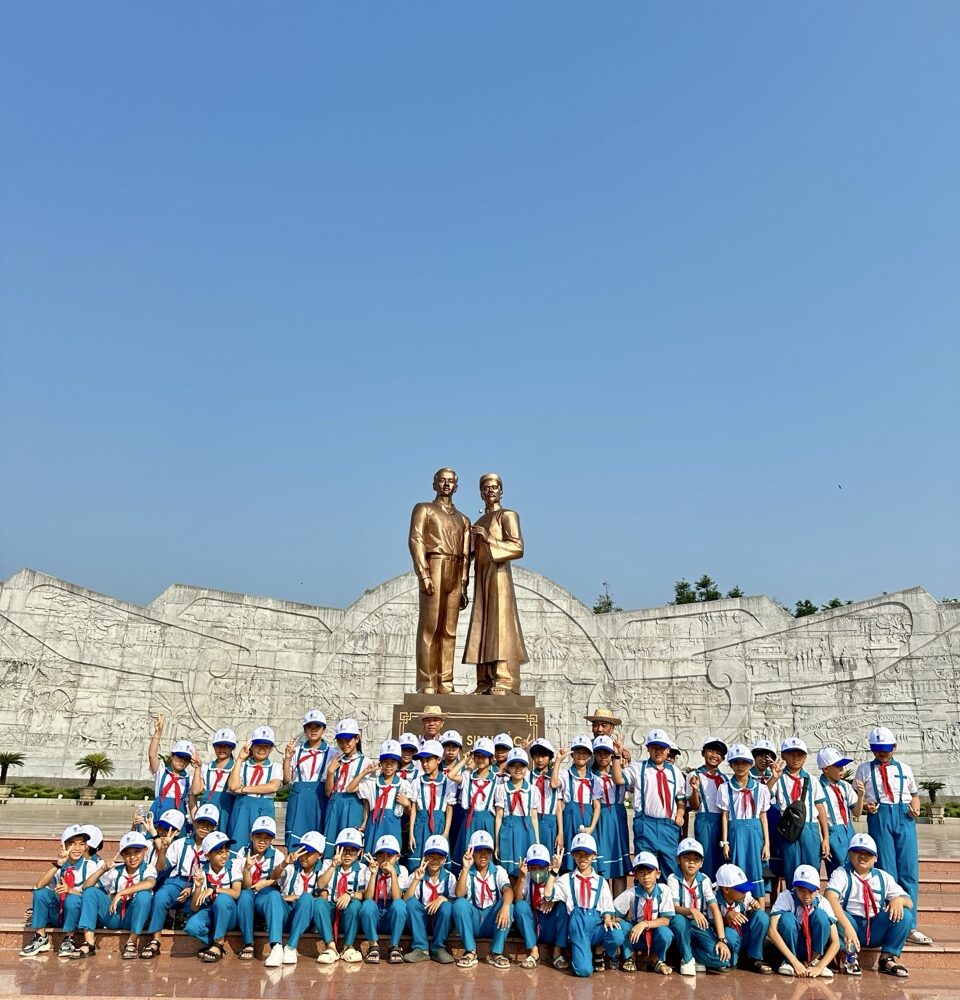 Tập thể chụp tại Quảng trường Nguyễn Tất Thành