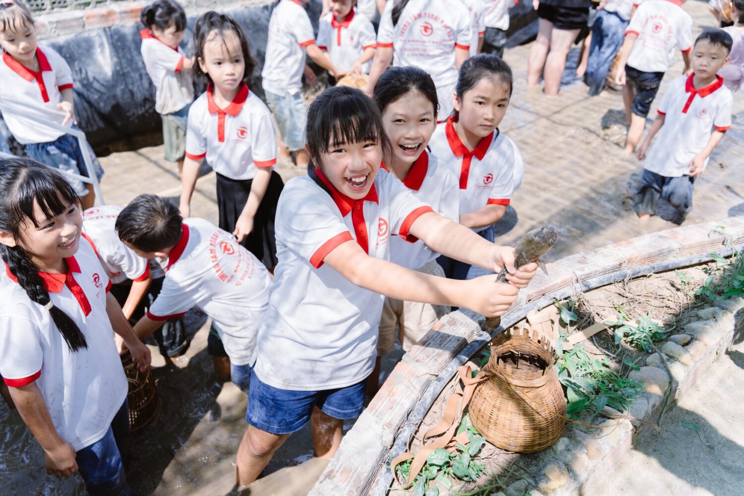 Học sinh trải nghiệm bắt cá tại Nông trại CA FARM