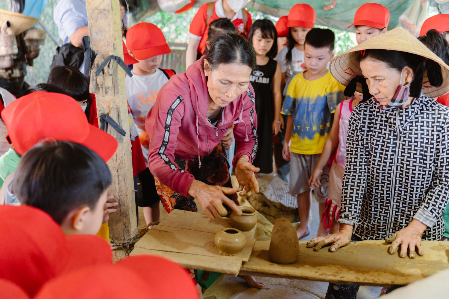 Các em làm gốm ở Làng gốm Vân Sơn